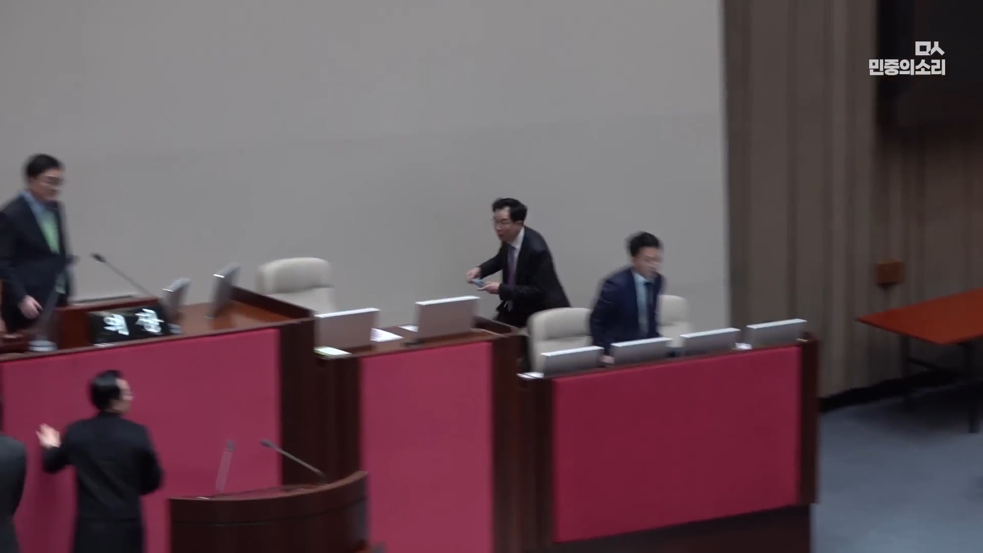 [잡담] 완전 생생한 작년 12.3 계엄 당시 국회 (이재명 당시대표 표정도 첨보는 얼굴) | 인스티즈