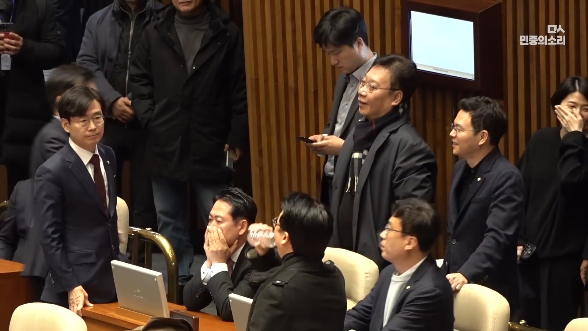 [잡담] 완전 생생한 작년 12.3 계엄 당시 국회 (이재명 당시대표 표정도 첨보는 얼굴) | 인스티즈