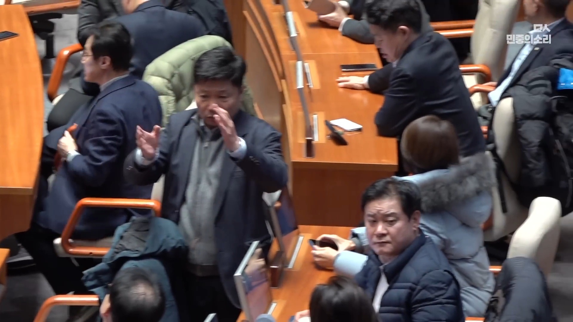 [잡담] 완전 생생한 작년 12.3 계엄 당시 국회 (이재명 당시대표 표정도 첨보는 얼굴) | 인스티즈