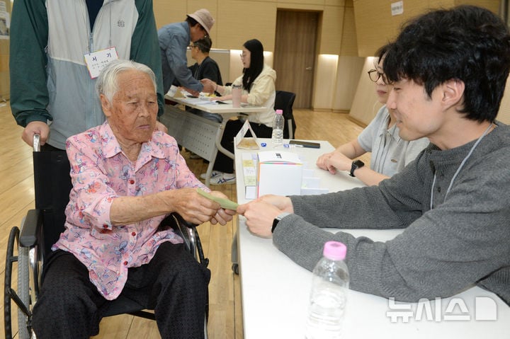 [정보/소식] 오늘자 투표하는 100세 이상 할머니, 할아버지들 | 인스티즈