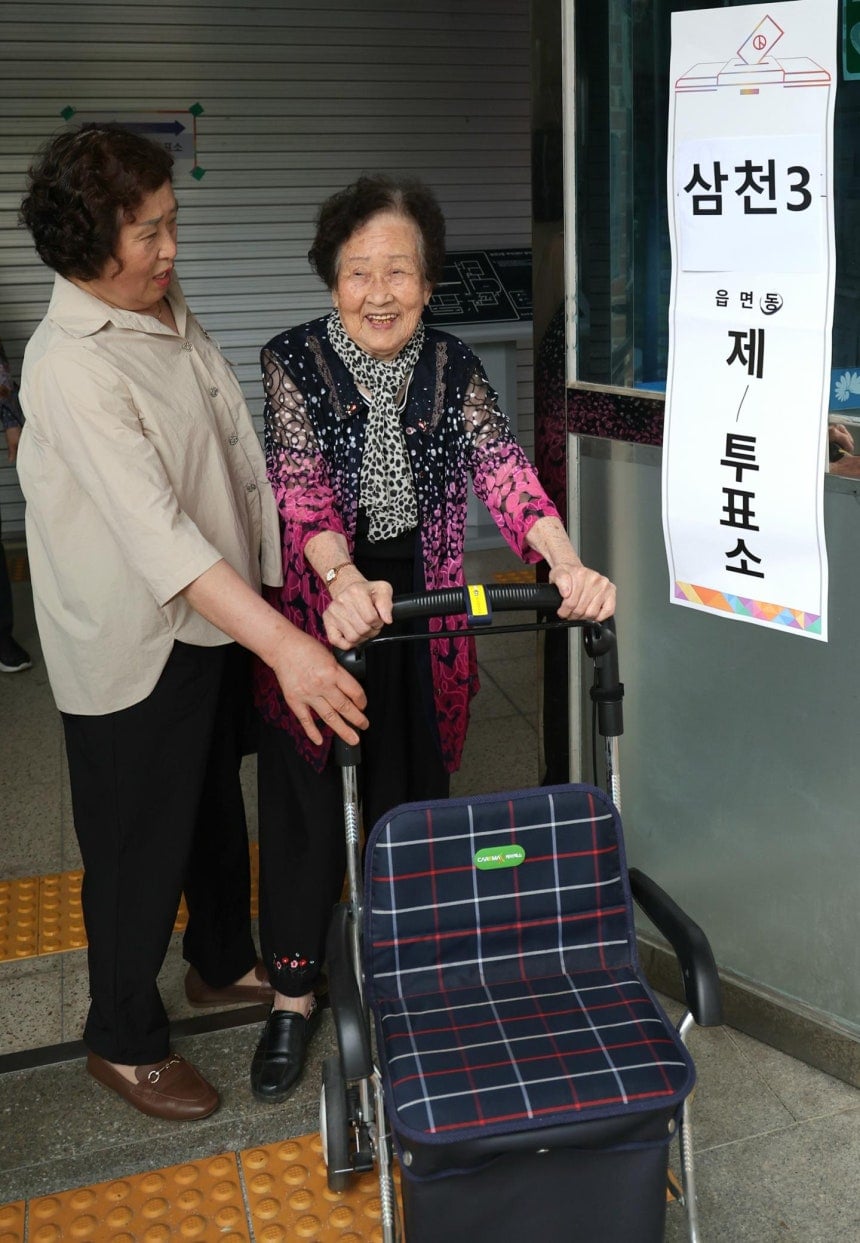 [정보/소식] 오늘자 투표하는 100세 이상 할머니, 할아버지들 | 인스티즈