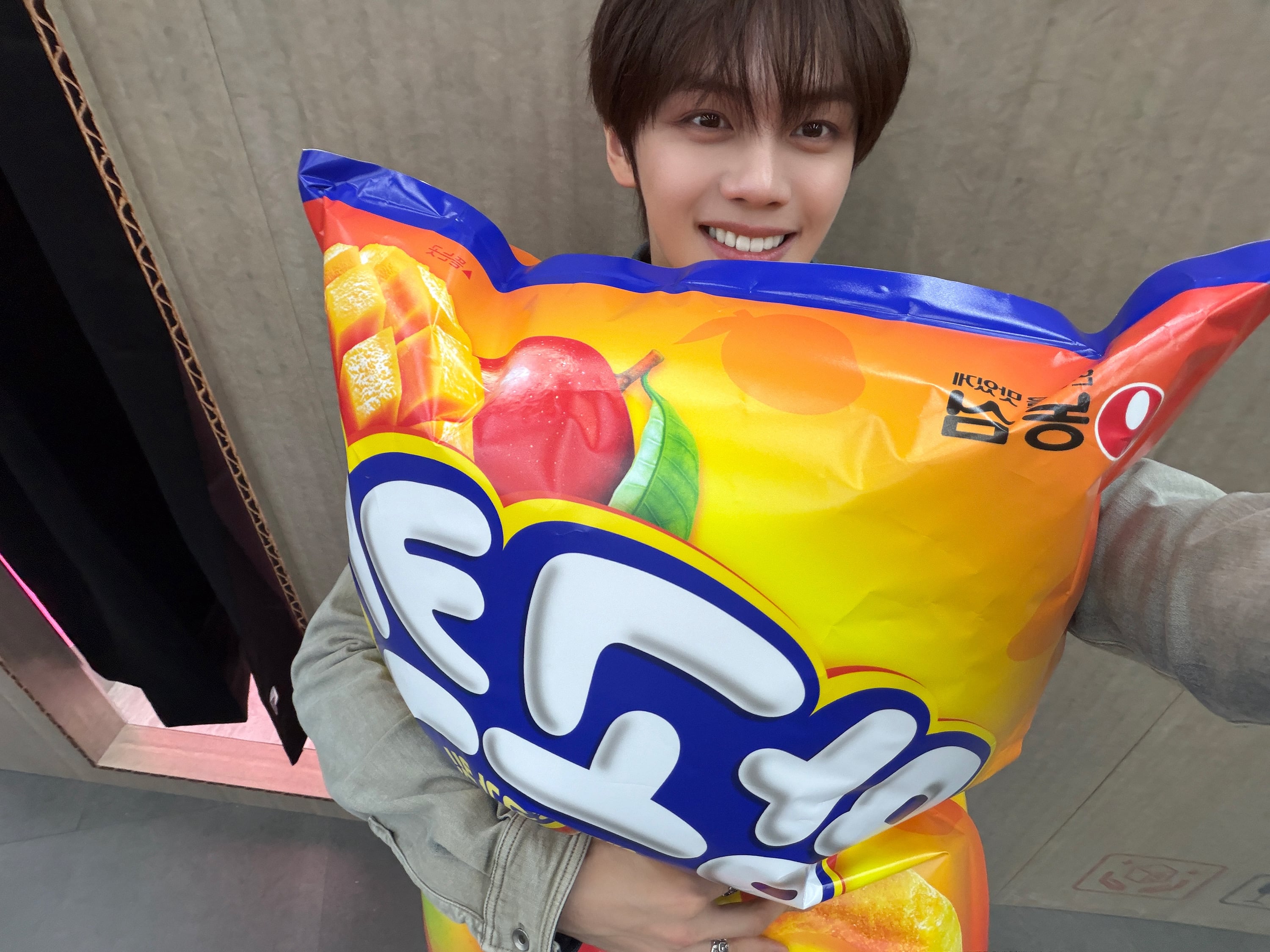 [잡담] 아니 앤더블 김규빈이 든 과자 뭐얔ㅋㅋㅋㅋㅋㅋㅋ | 인스티즈