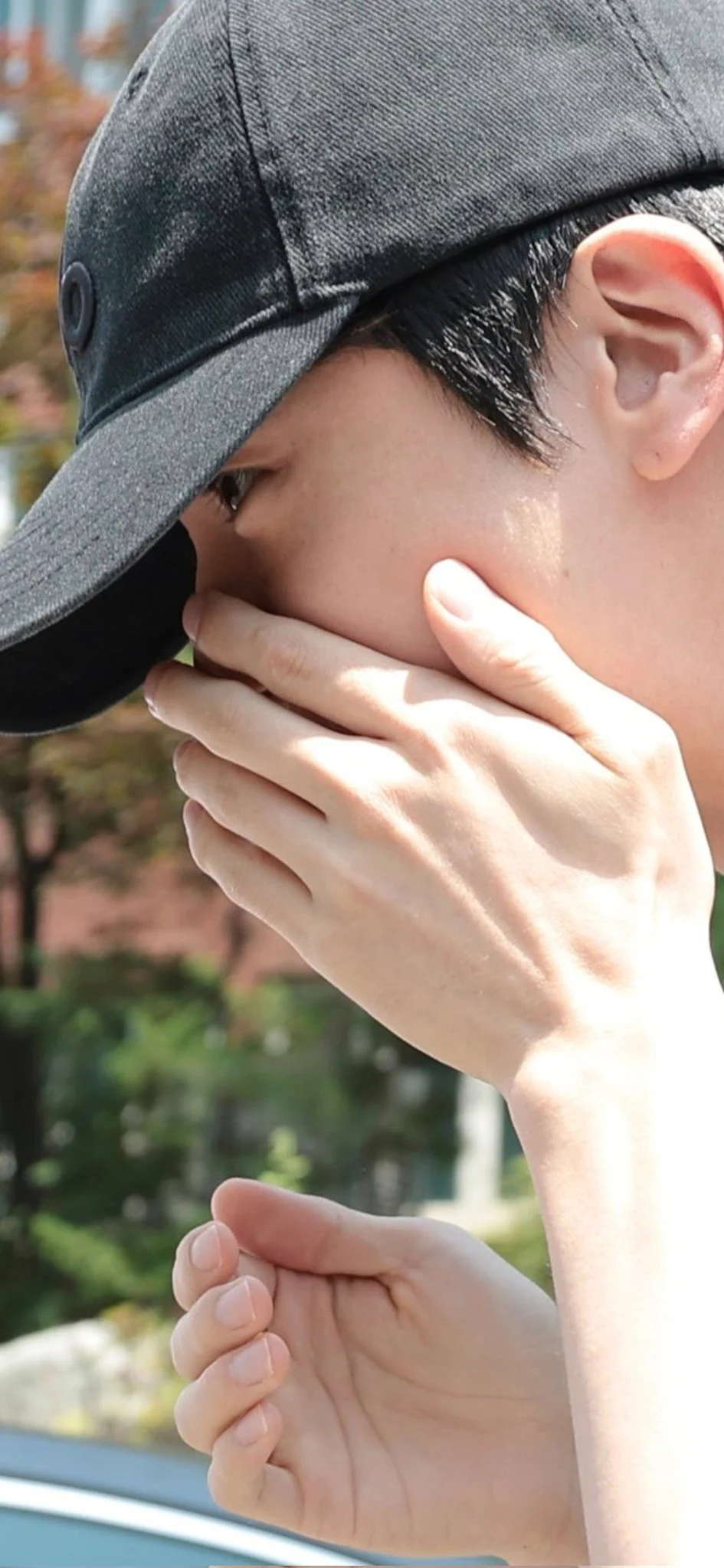 [잡담] 방탄 진 쌩얼로 투표장 왔다가 막 얼굴 가리는데 | 인스티즈