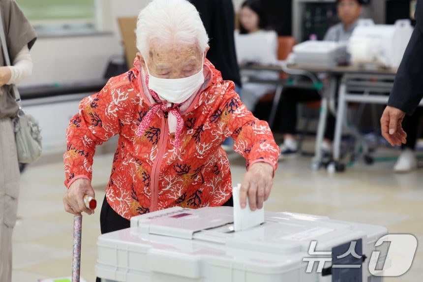 [정보/소식] 오늘자 투표하는 100세 이상 할머니, 할아버지들 | 인스티즈