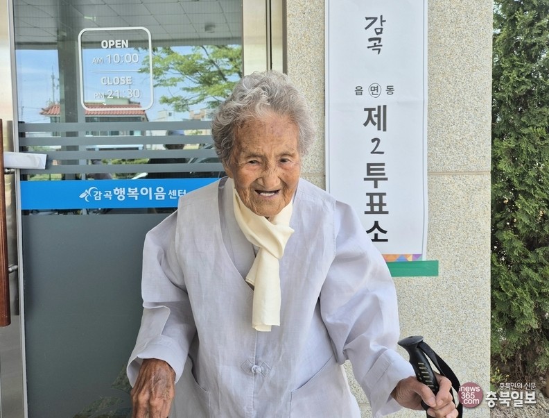[정보/소식] 오늘자 투표하는 100세 이상 할머니, 할아버지들 | 인스티즈