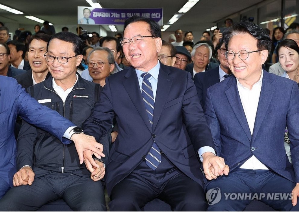 [잡담] 출구조사 결과에 환호하는 김부겸 후보 | 인스티즈