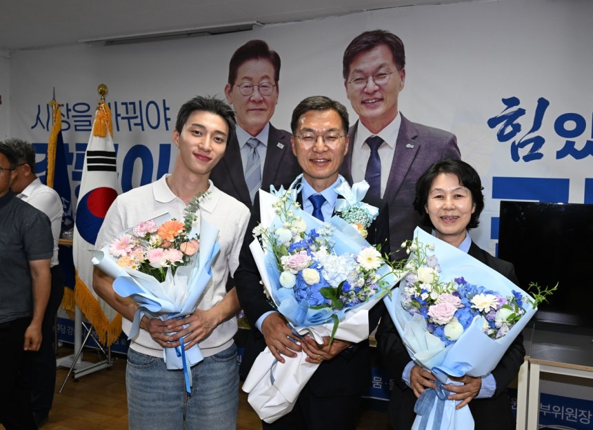 [잡담] 파란옷 입고 유세장 뛴 아이돌•••父 시장 됐다 | 인스티즈