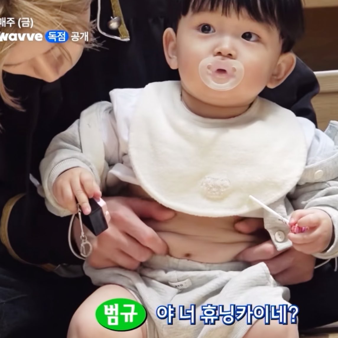 [잡담] 최연준 유준이 볼살에 이어서 뱃살도 쪼물딱거리는 거 미친닼ㅋㅋㅋㅋ | 인스티즈