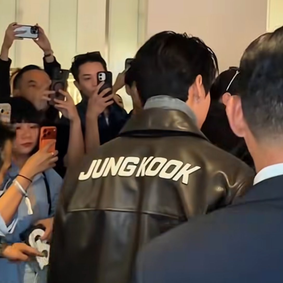 [잡담] 정국 오늘입은 자켓 좀 다르다 | 인스티즈