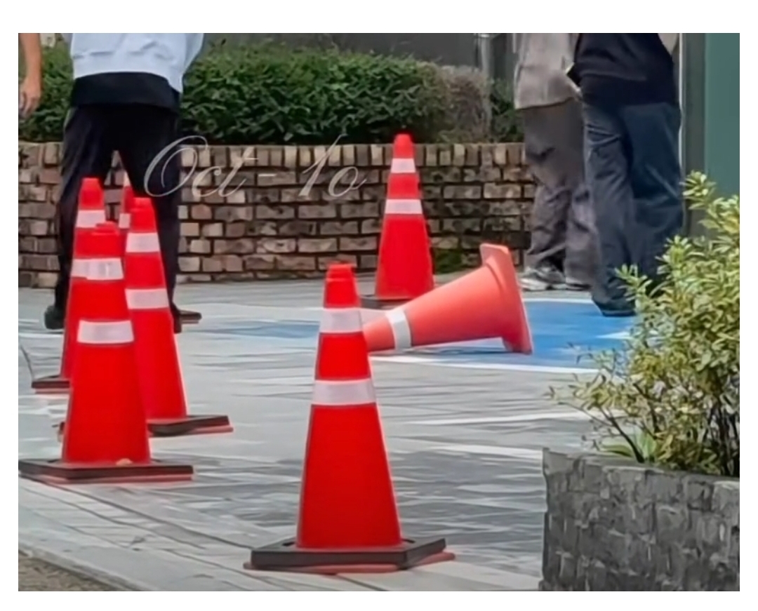 [잡담] 웃으면 안되는데 꼬깔 혼자 쓰러져있는거 꼬깔통 심하다 | 인스티즈