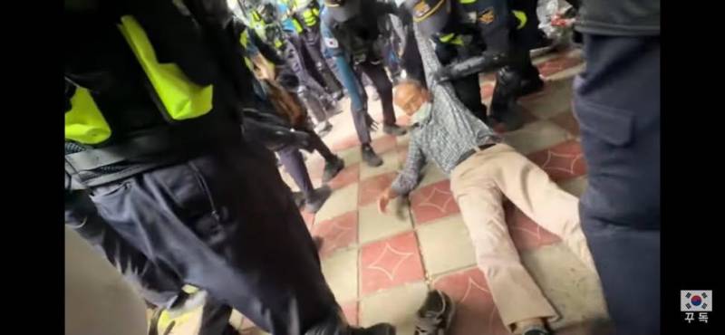 [잡담] 이렇게 사람 질질 끌고가는게 니들이 말하는 민주주의라고? | 인스티즈