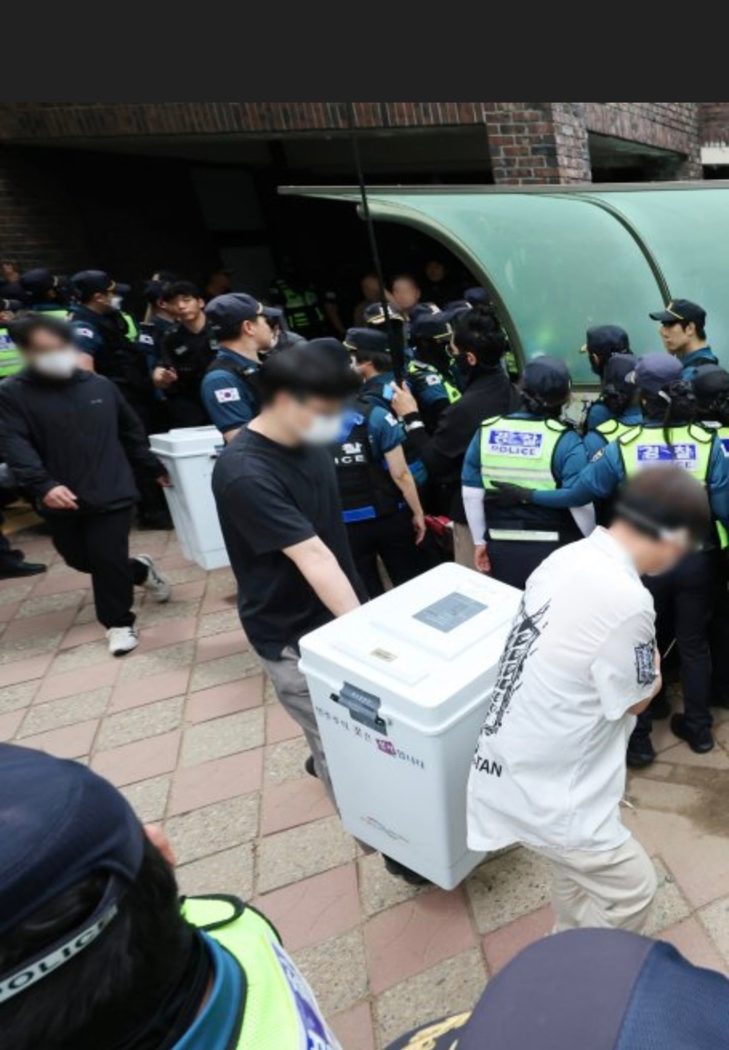 [잡담] 잠실이면 오세훈인데 왜 투표함을 막아? | 인스티즈