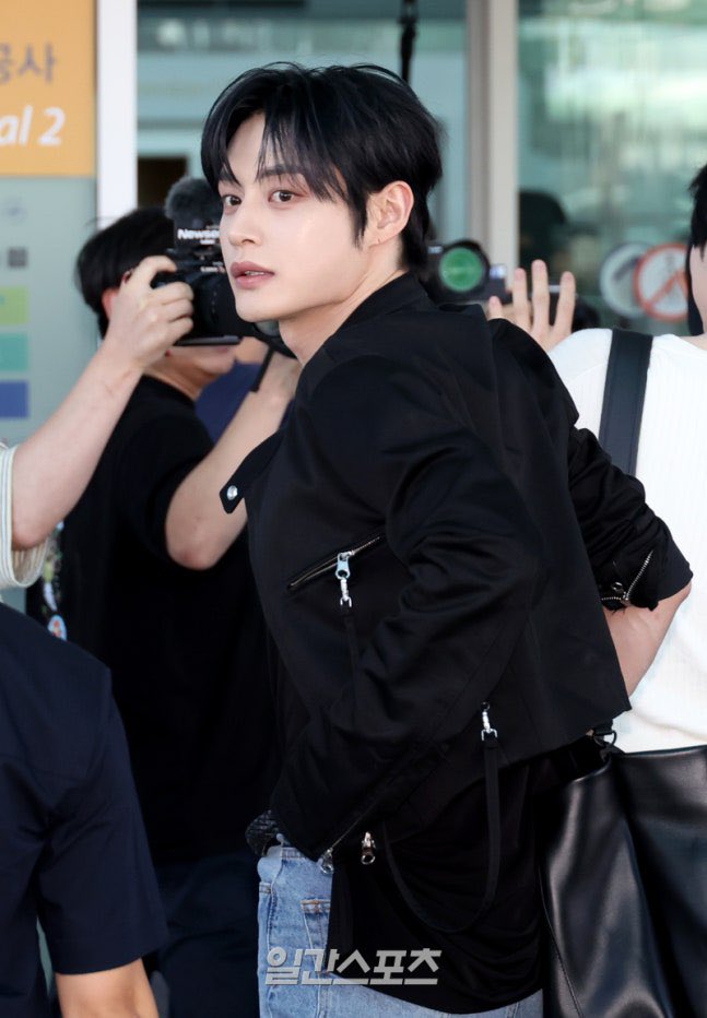 [잡담] 김지웅 출국 기사사진 | 인스티즈