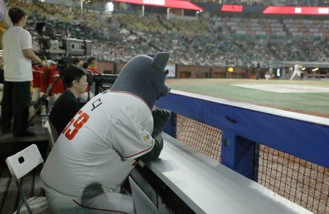 [잡담] SSG 구단 마스코트 랜디가 3일 인천 키움전서 기도하고 있다. 그만큼 팀원 모두에게 연패 탈출은 간절했다 | 인스티즈