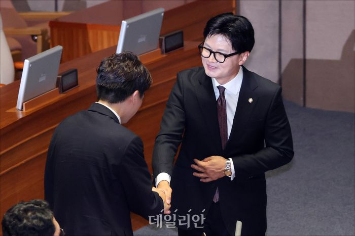 [잡담] 손 잡은 무소속 한동훈 의원과 이준석 개혁신당 대표 | 인스티즈