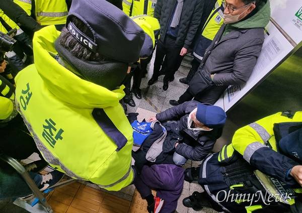 [잡담] ???: 어떻게 시위대 바지를 벗길 수가 있음? 폭력진압 | 인스티즈