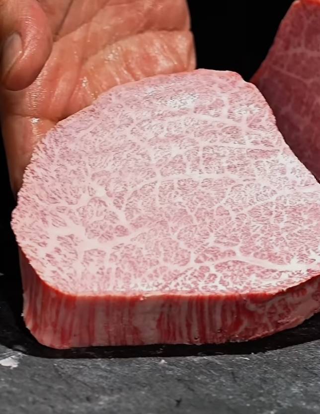 [잡담] 이런 고기 맛있고 입에서 녹는데 딱....2~3입만 먹을수있음 | 인스티즈