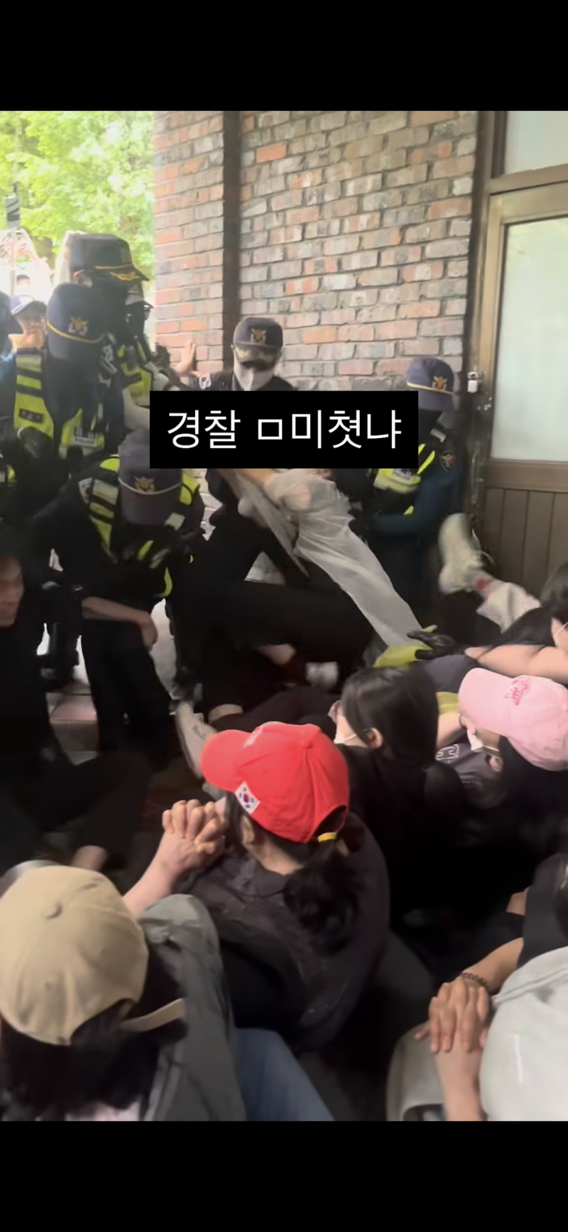 [잡담] 시민들을 무력진압해서 투표함 가져가는게 맞음? | 인스티즈