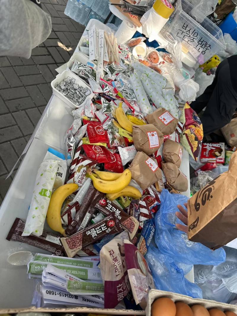 [잡담] 근데 시위 장소에 김밥,햄버거 이런 음식 외부에 뒀던데 식중독 파티아님? | 인스티즈