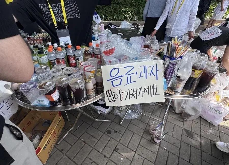[잡담] 긴급공지 수신:연예인.기획사.관련단체 애국시민의 기부가 도를 넘어 물자가 한도초과! 니들거 필요없음 계산기 두드릴 필요없음 푹쉬삼 | 인스티즈