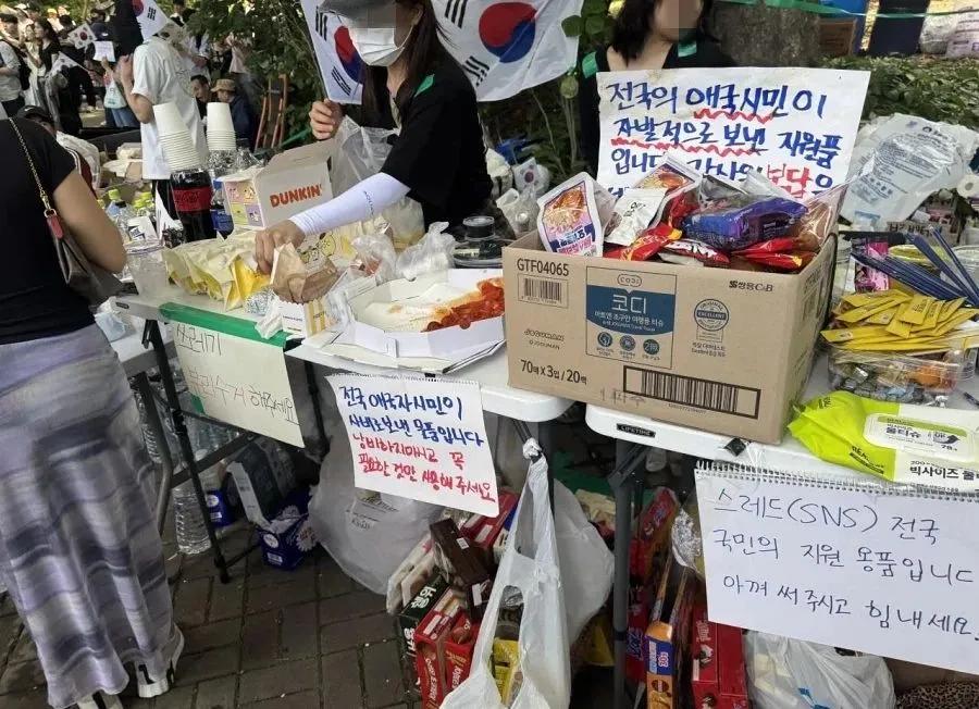 [잡담] 긴급공지 수신:연예인.기획사.관련단체 애국시민의 기부가 도를 넘어 물자가 한도초과! 니들거 필요없음 계산기 두드릴 필요없음 푹쉬삼 | 인스티즈