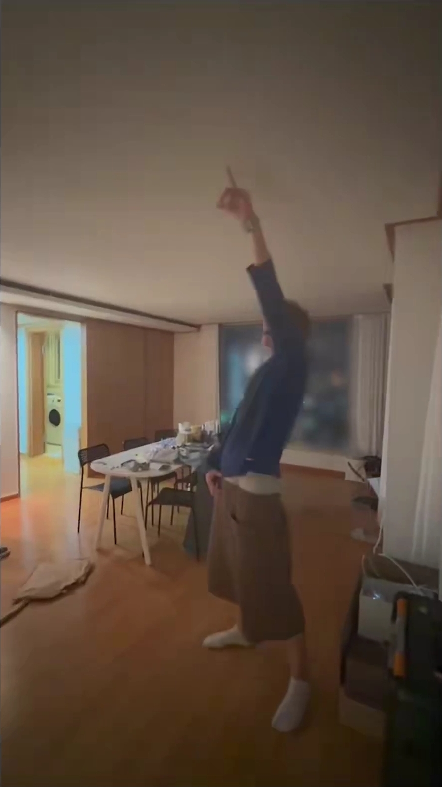 [잡담] 마틴 매너다리(?)하고 손 뻗었는데 손가락 천장에 닿인거 실화냐고 | 인스티즈