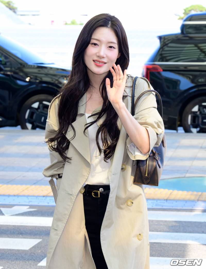어제자 트렌치코트 입고 출국하는 정채연 | 인스티즈