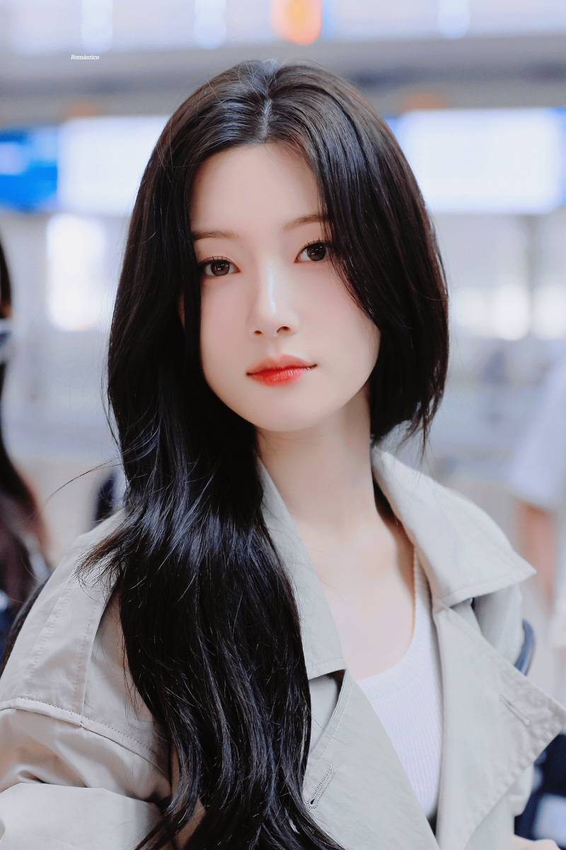어제자 트렌치코트 입고 출국하는 정채연 | 인스티즈