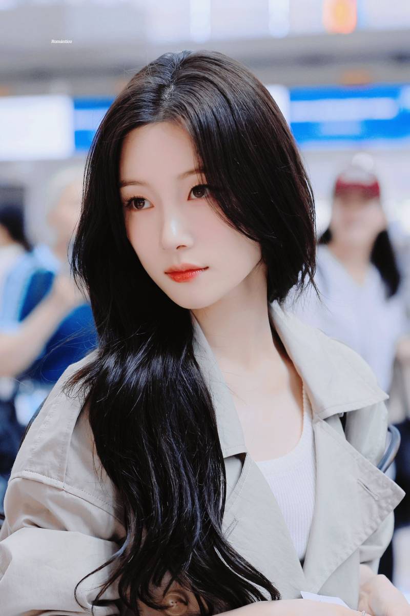 어제자 트렌치코트 입고 출국하는 정채연 | 인스티즈
