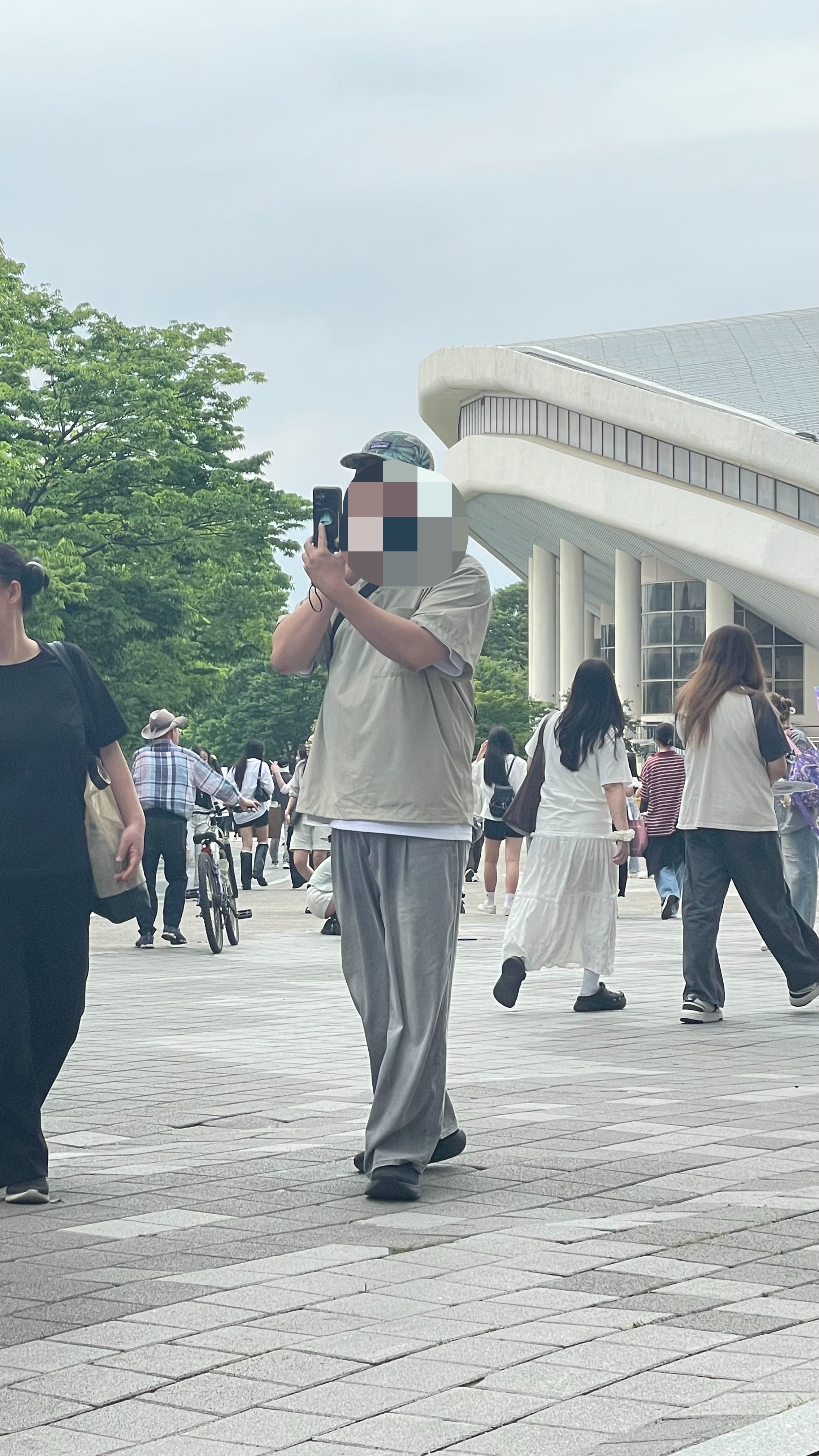 [잡담] 이 사람은 왜 자꾸 휀걸들 찍는걸까 | 인스티즈