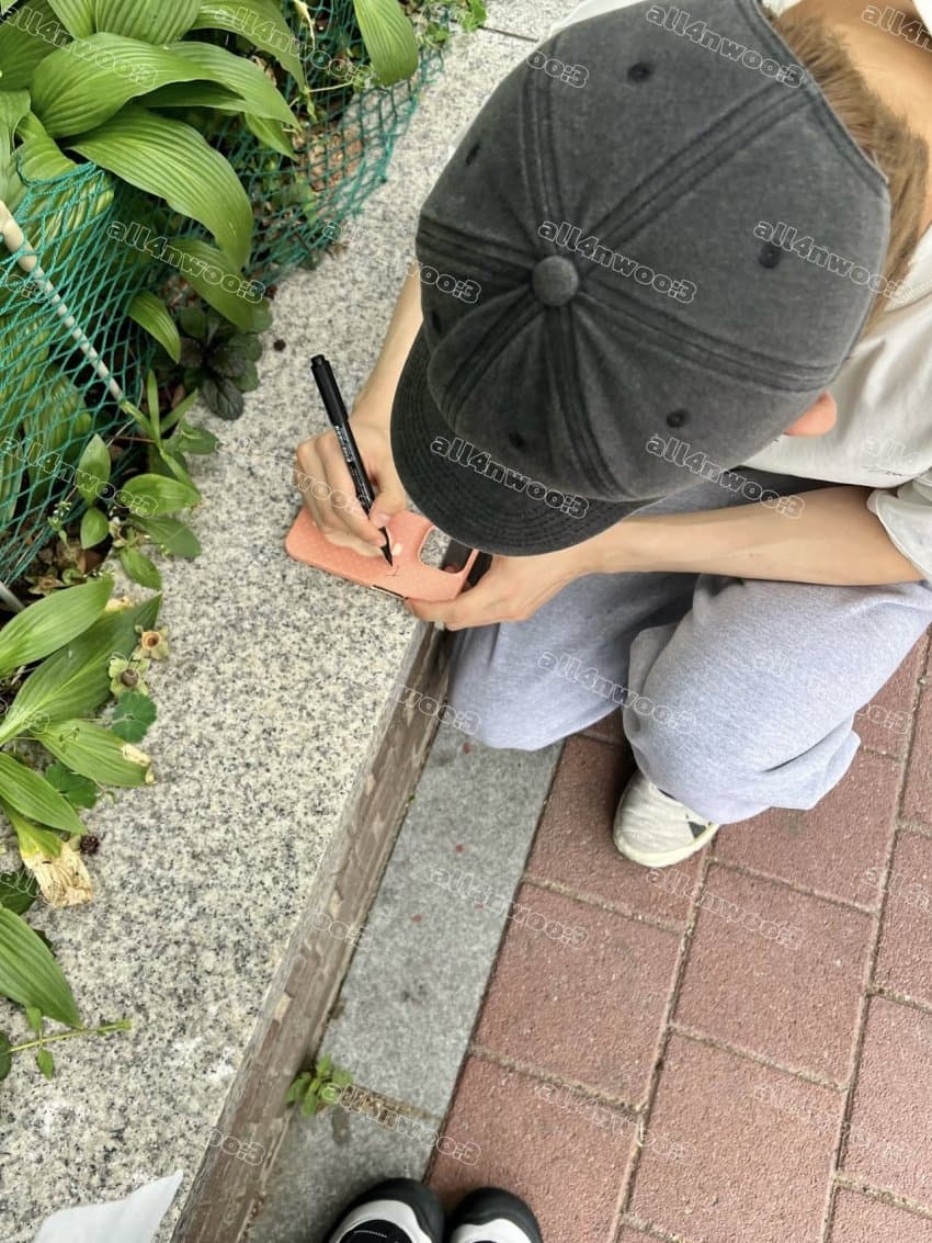 [잡담] 김건우 팬한테 싸인해주는 목격담 뜸 | 인스티즈