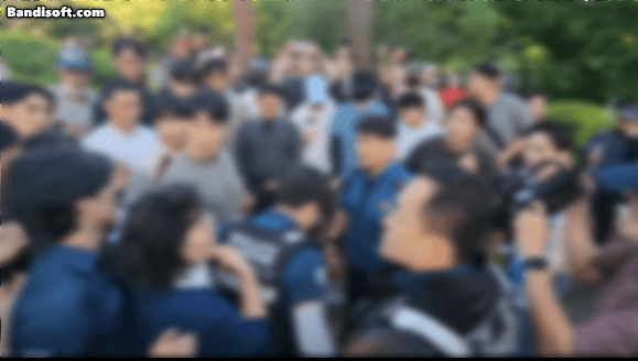 "잡아라, 왜 도망쳐”…올림픽공원서 성난 군중, 민간인 잡고 신분증 검사 | 인스티즈