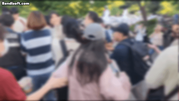 "잡아라, 왜 도망쳐”…올림픽공원서 성난 군중, 민간인 잡고 신분증 검사 | 인스티즈