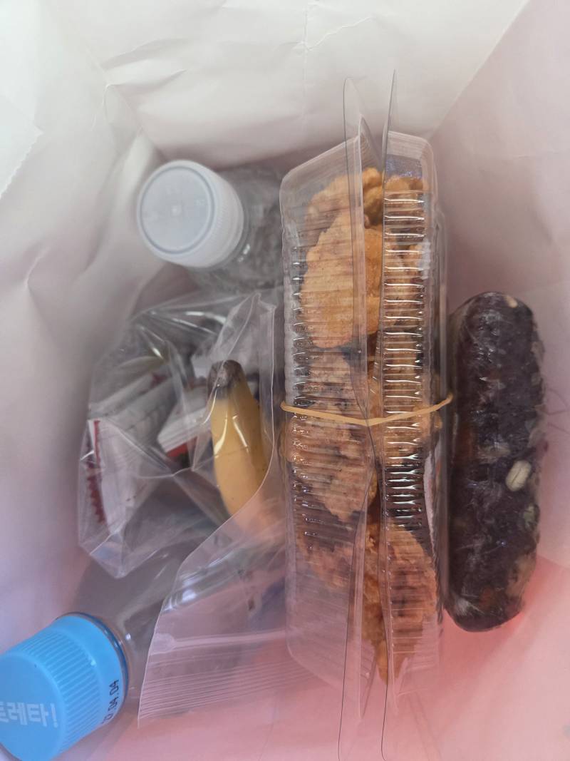 [잡담] 다같이 결혼식 가는 중인데 간식으로 치킨준다 | 인스티즈