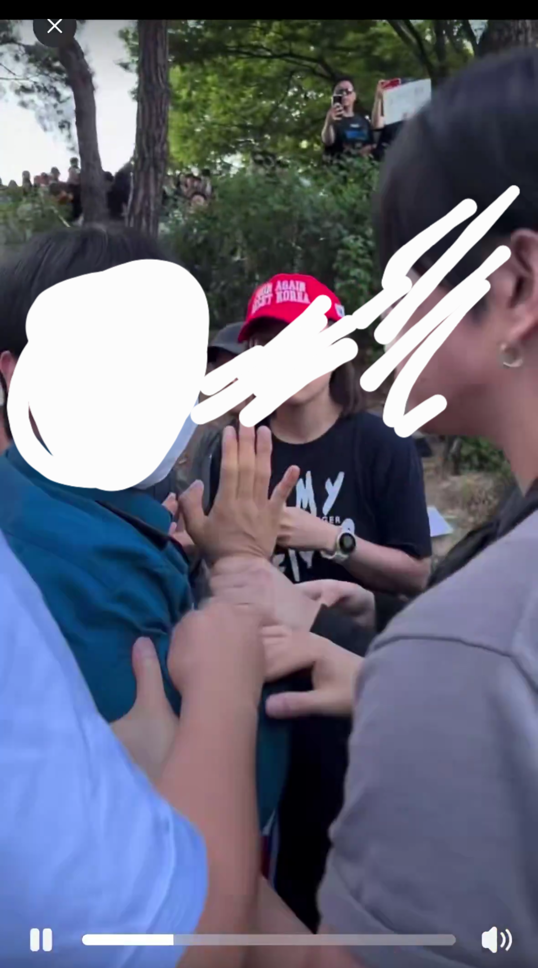[잡담] 추천탭에서 경찰분 시위대한테 잡히는거 봤는데 충격이다.. | 인스티즈