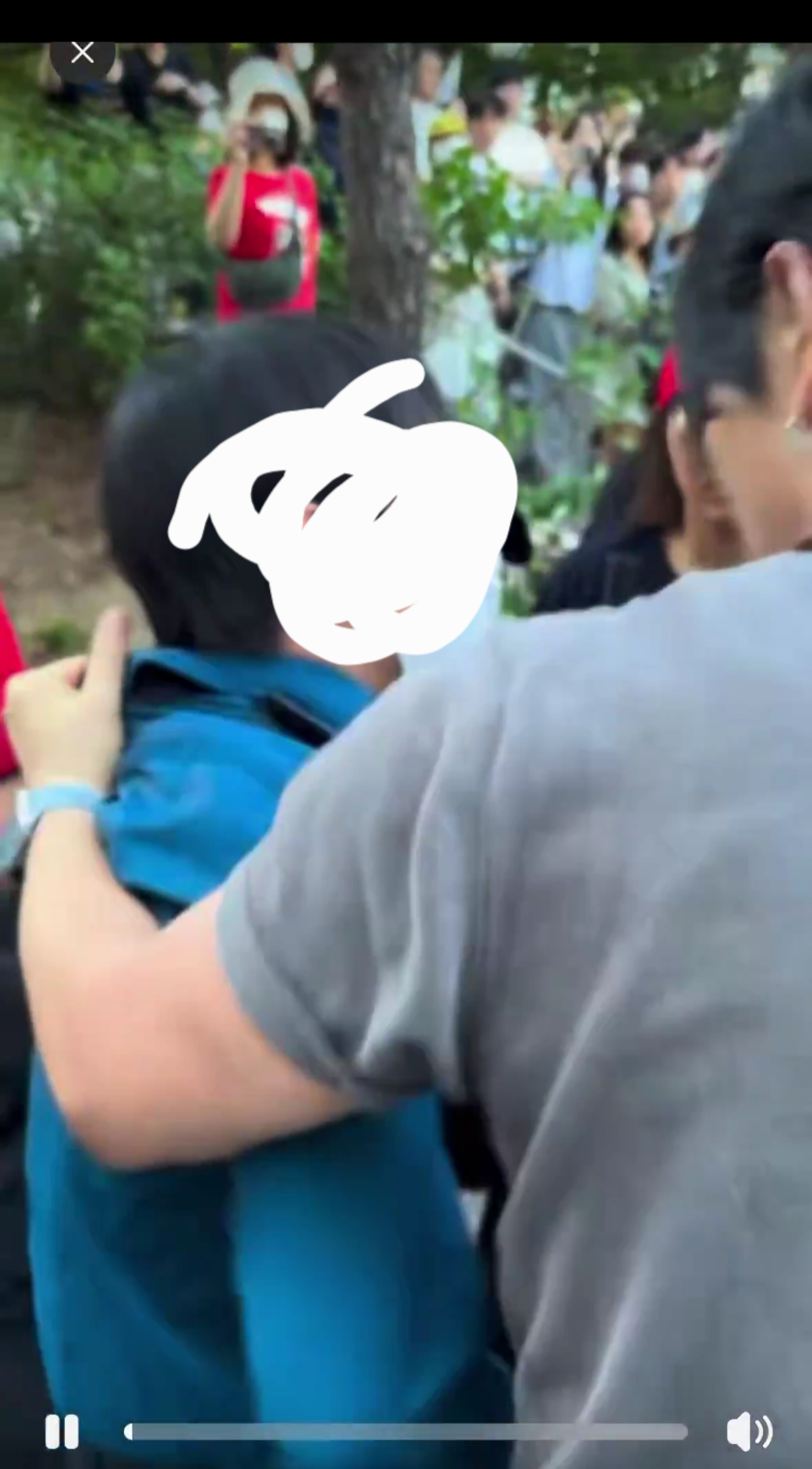 [잡담] 추천탭에서 경찰분 시위대한테 잡히는거 봤는데 충격이다.. | 인스티즈