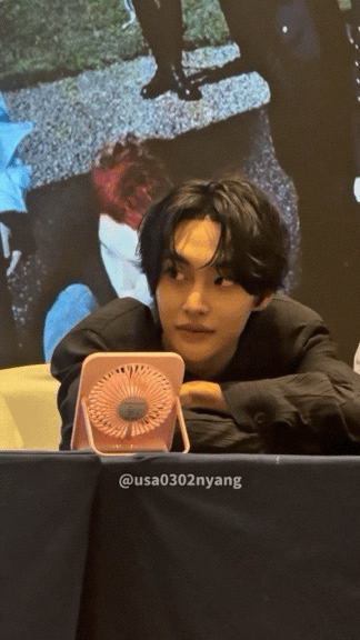 [잡담] 원빈 팬 쳐다보는거 진짜 설렌다… | 인스티즈