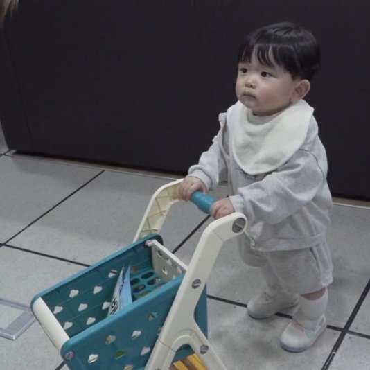 [잡담] 삼촌들 구경하는 유준이 뒷태봐 치명적임 | 인스티즈