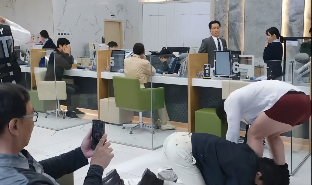 [잡담] 참교육) 5화 은행찾아가서 바지 내리는씬 샤갈 | 인스티즈