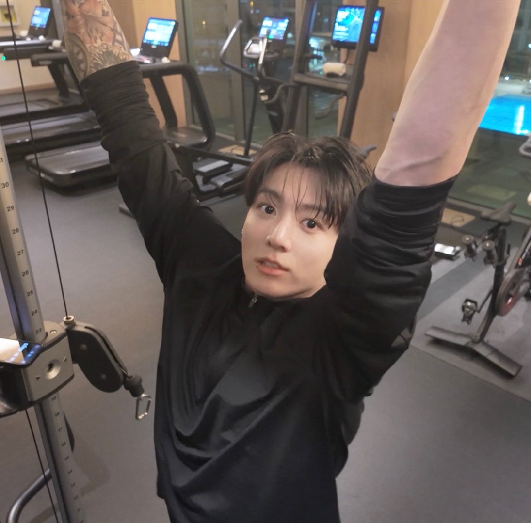 [잡담] 그니까 이 얼굴로 공연 끝나고 전신운동 3트씩은 기본으로 조진다는 거잖아 (주어 정국) | 인스티즈