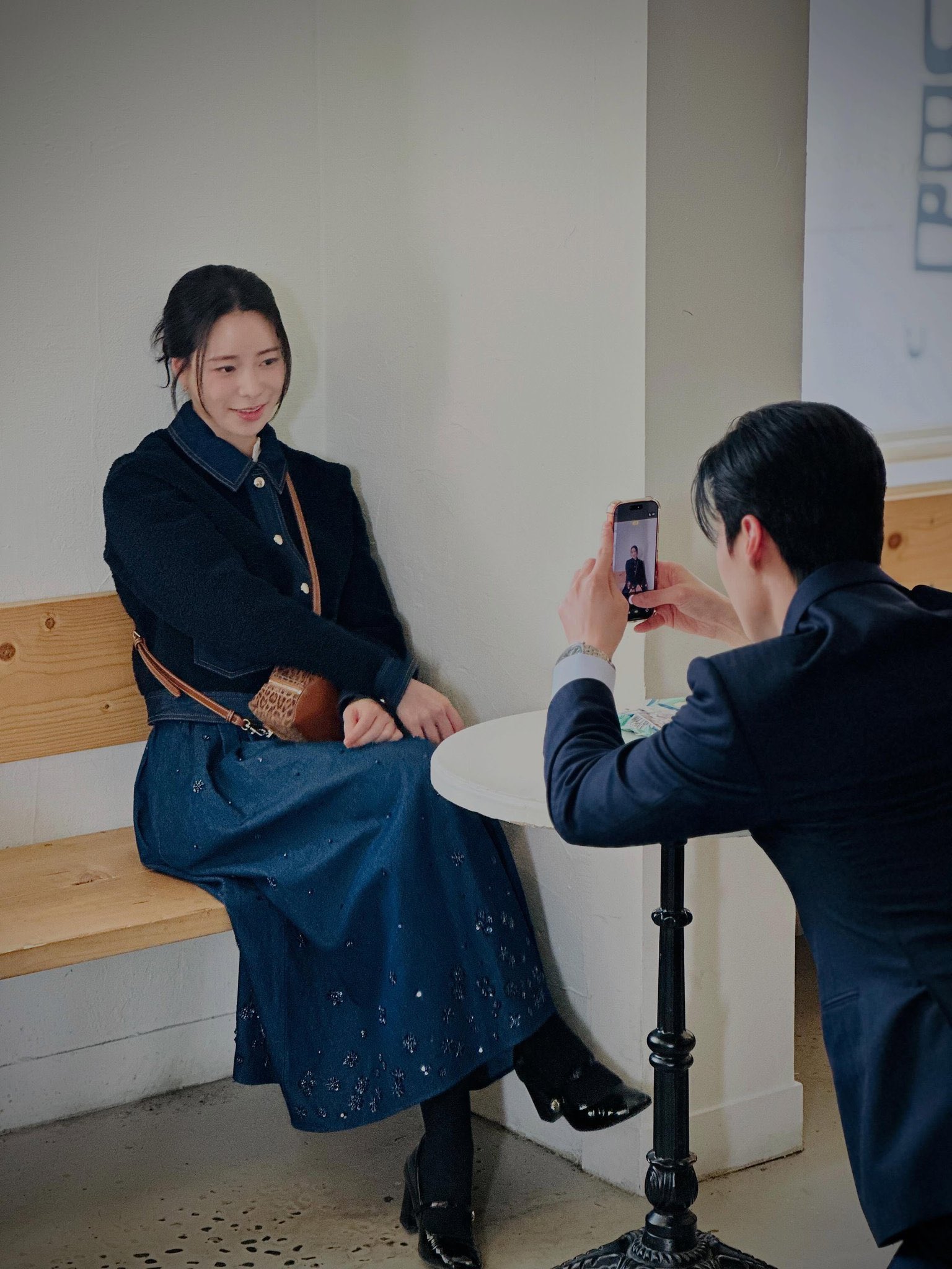 [잡담] 멋진신세계) 카페에서 여친 신서리 사진 찍어주는 남친 차세계 | 인스티즈