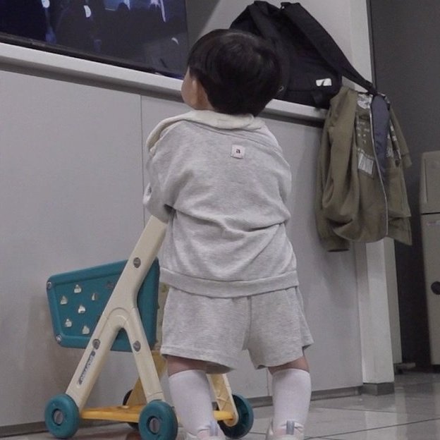 [잡담] 삼촌들 구경하는 유준이 뒷태봐 치명적임 | 인스티즈