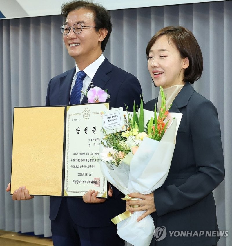 [잡담] 전재수 부산시장 아내분 엄청 동안이시네 | 인스티즈
