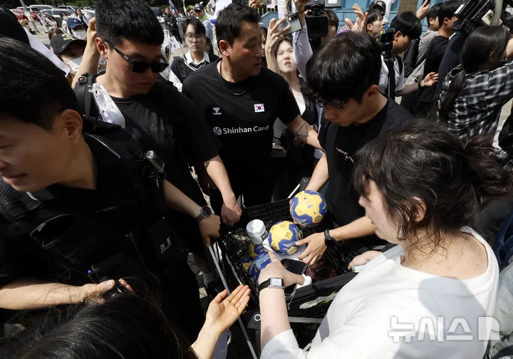 [잡담] 핸드볼 주니어 대표팀 선수들 소지품 검사하는 시민들 사진뜸 | 인스티즈