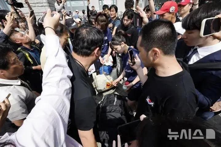 [잡담] 부엉이들이 선수들 가방 검사하는 사진 봐 심각함 | 인스티즈