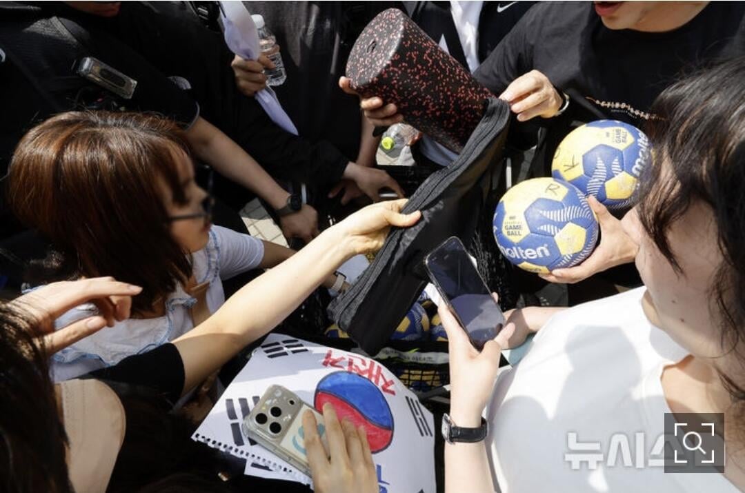 [잡담] 소지품 터는거 사진 떴네 와 | 인스티즈