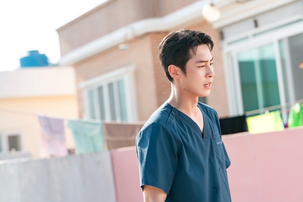 [정보/소식] 닥터섬보이) '닥터 섬보이' 이재욱, 신예은-홍민기 동행에 싱숭생숭 "좋아하나 봐" | 인스티즈