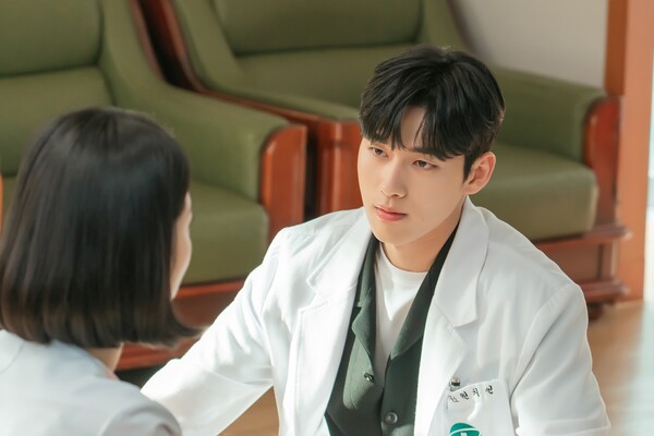 [정보/소식] 닥터섬보이) '닥터 섬보이' 이재욱, 신예은-홍민기 동행에 싱숭생숭 "좋아하나 봐" | 인스티즈