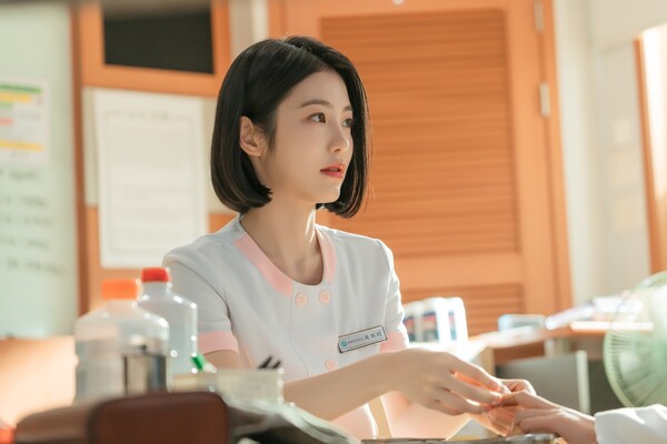 [정보/소식] 닥터섬보이) '닥터 섬보이' 이재욱, 신예은-홍민기 동행에 싱숭생숭 "좋아하나 봐" | 인스티즈