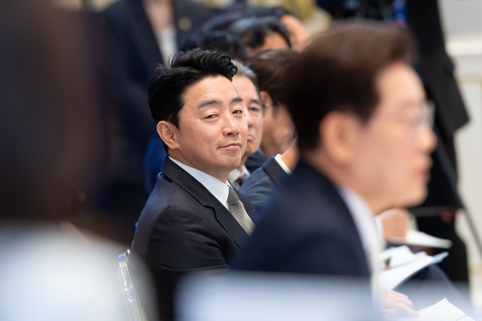 [정보/소식] 강훈식 대통령 비서실장님 활짝 핀 얼굴 + 이재명을 따뜻한 눈빛으로 보는 표정 | 인스티즈